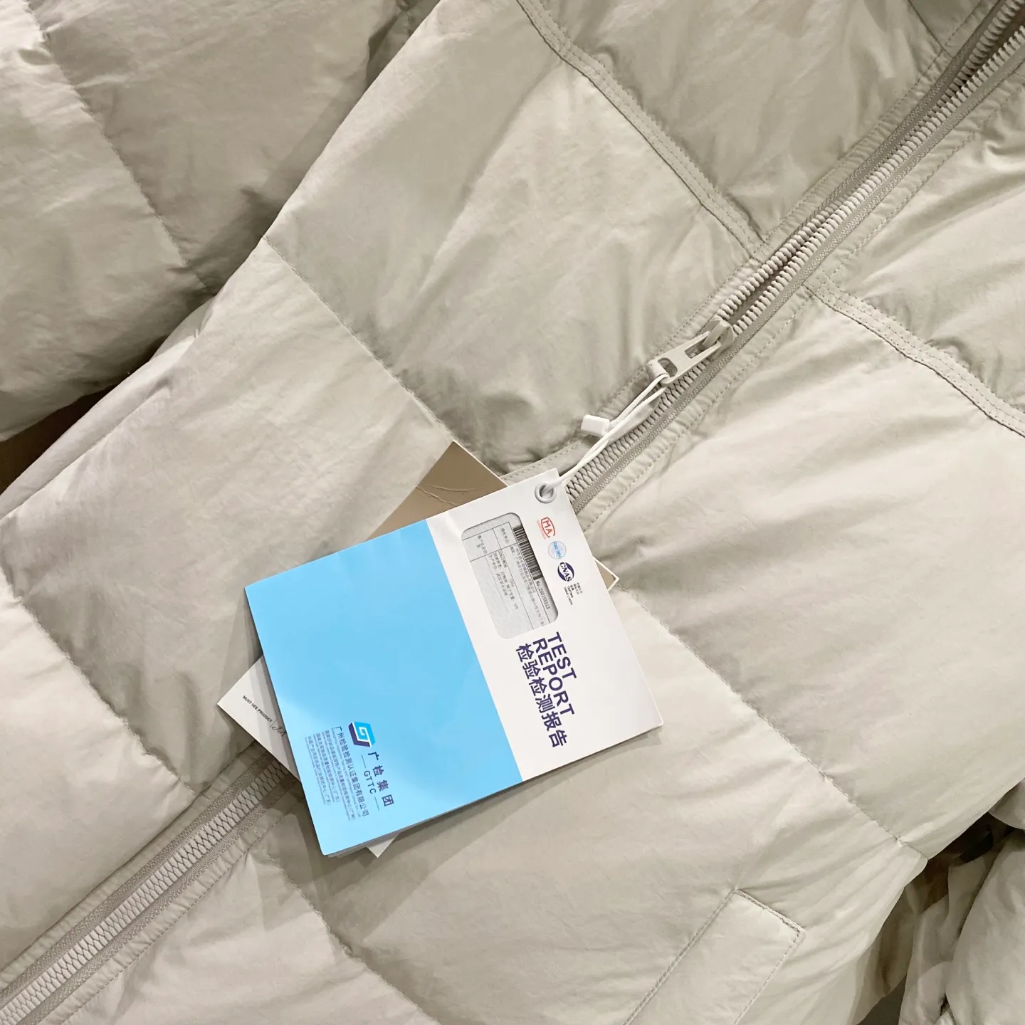 P660 Ralph Lauren/Ralph Lauren matte classic new winter down jacket, same style for men and women, versatile and warm!     It is filled with 90% white duck down and has better thermal insulation performance. It is lightweight and not heavy, and has good loft recovery after compression. The interior is made of nylon with a double-layer sealing design that will not cause any velvet leakage. The adjustable hem with built-in drawstring buckle can prevent wind and cold.  Color: Black White Navy Size: M-2XL